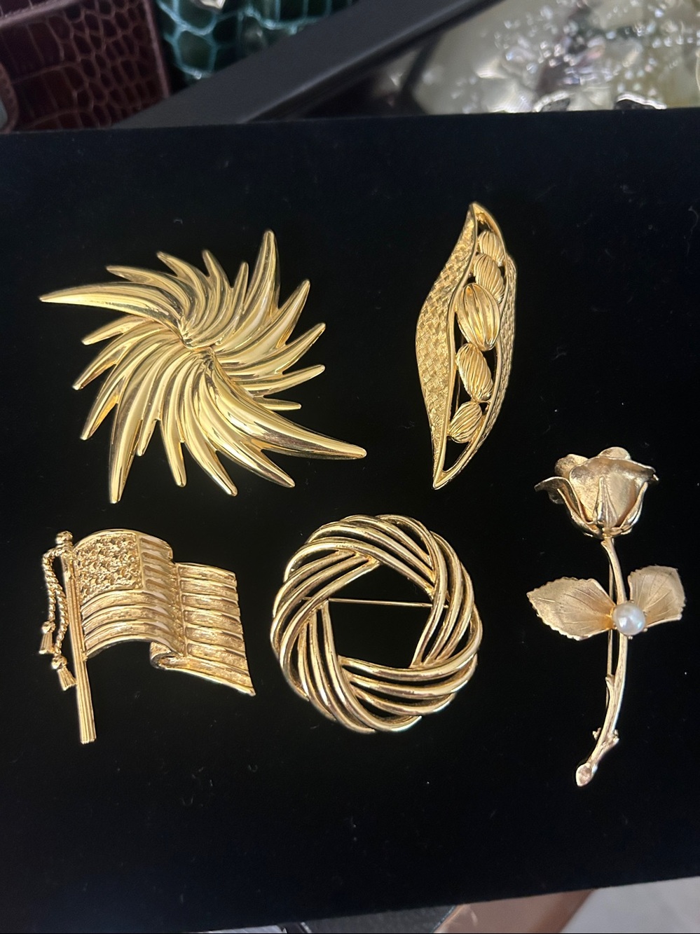 Vintage gold tone broach  Gold Tone Floral & Flag Brooch Set of 5